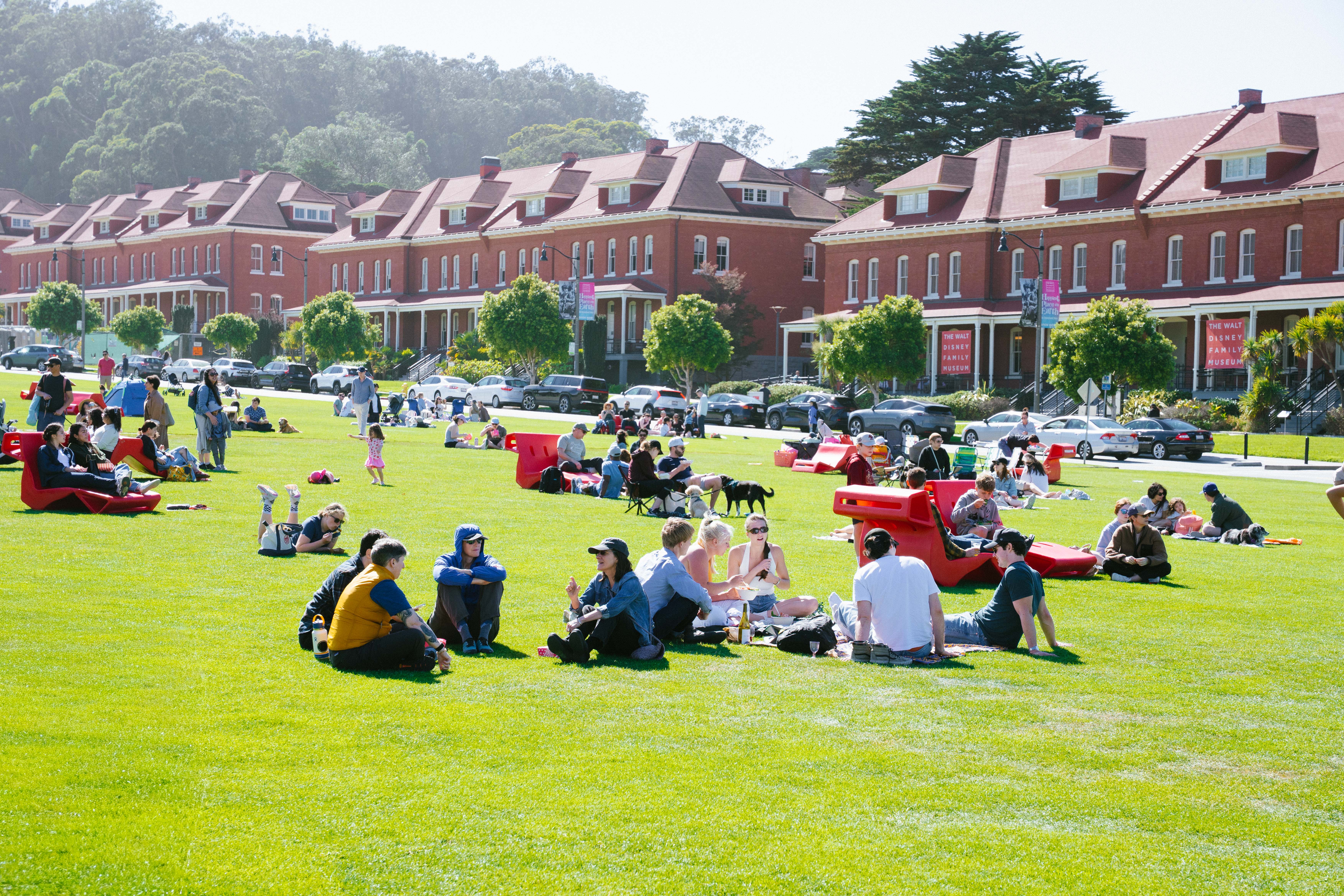 A crowd of people on the main parade lawn picnicking